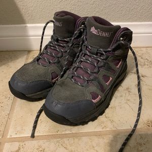 Kids hiking boots size 4